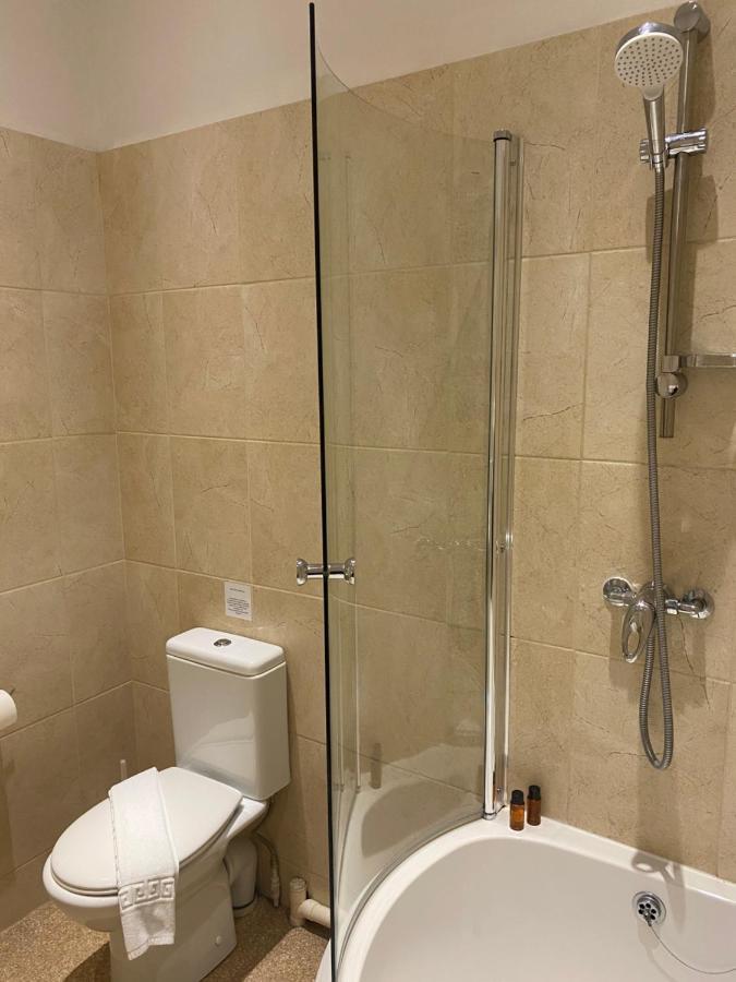 ברידג'ווטר The Tudor Hotel מראה חיצוני תמונה