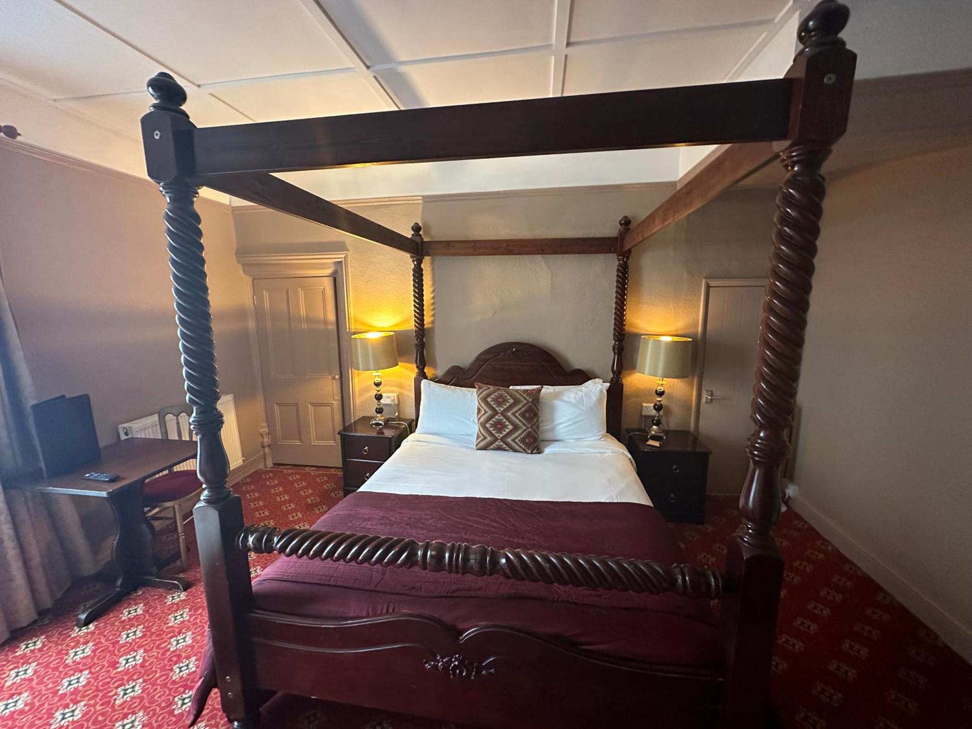 ברידג'ווטר The Tudor Hotel מראה חיצוני תמונה
